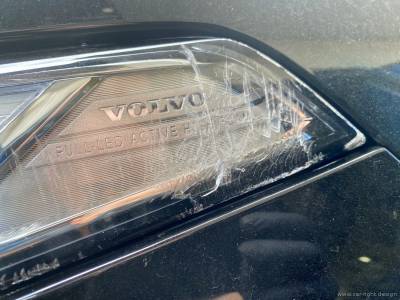 Повреждения на стекле фары Volvo XC 90