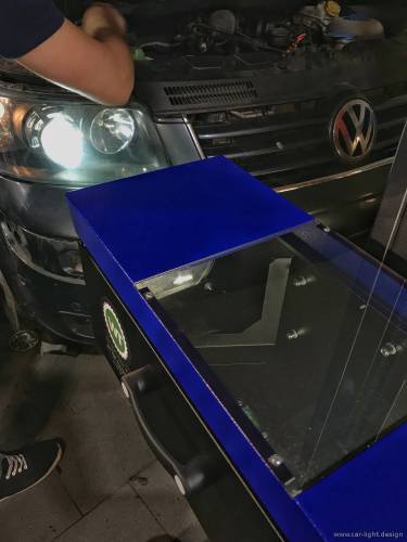 Процесс корректировки света фар после установки линз в Volkswagen