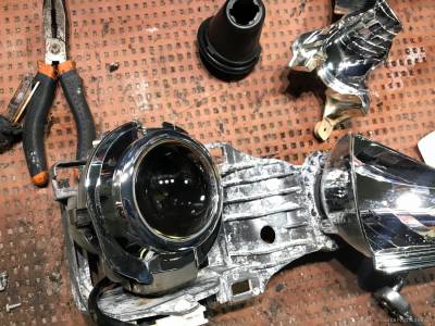 Очистка внутренних элементов фары утопленника автомобиля Lexus IS