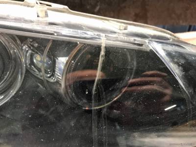 Трещина в стекле фары BMW X6