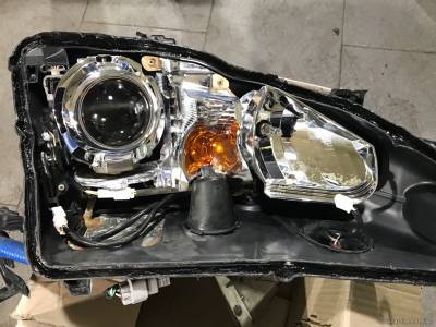Очистка внутренних элементов фары утопленника автомобиля Lexus IS