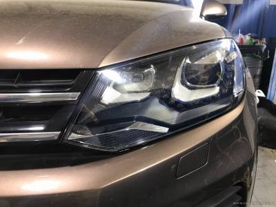 Оптика Volkswagen Touareg после внутренней чистки и полировки стекла