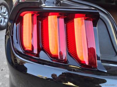 Слабый свет от светодиодов стоп сигнала фары Ford Mustang