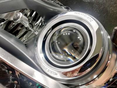 Вымытые внутренние элементы автомобильной оптики Mercedes