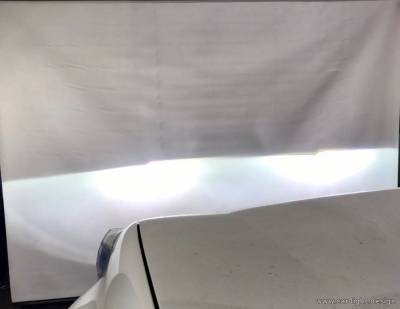 Проекция света новых биксеноновых линз в фарах Toyota Prado
