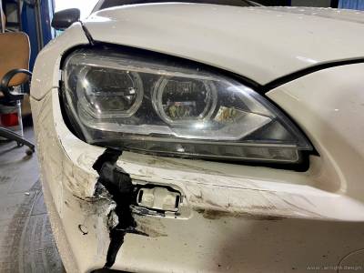 Поврежденная фара BMW F12 после ДТП