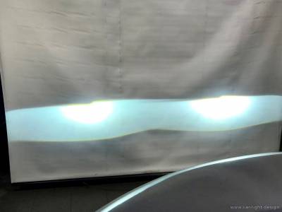 Проекция света биксеноновой линзы на экран полотно