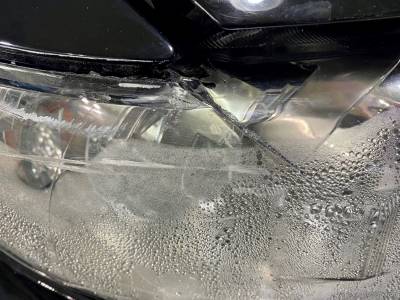 Поврежденное стекло фары Lexus ES 350