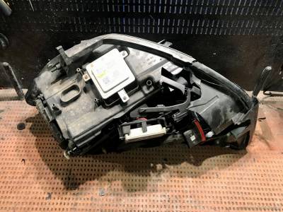 Разбитая фара Audi A6 C7