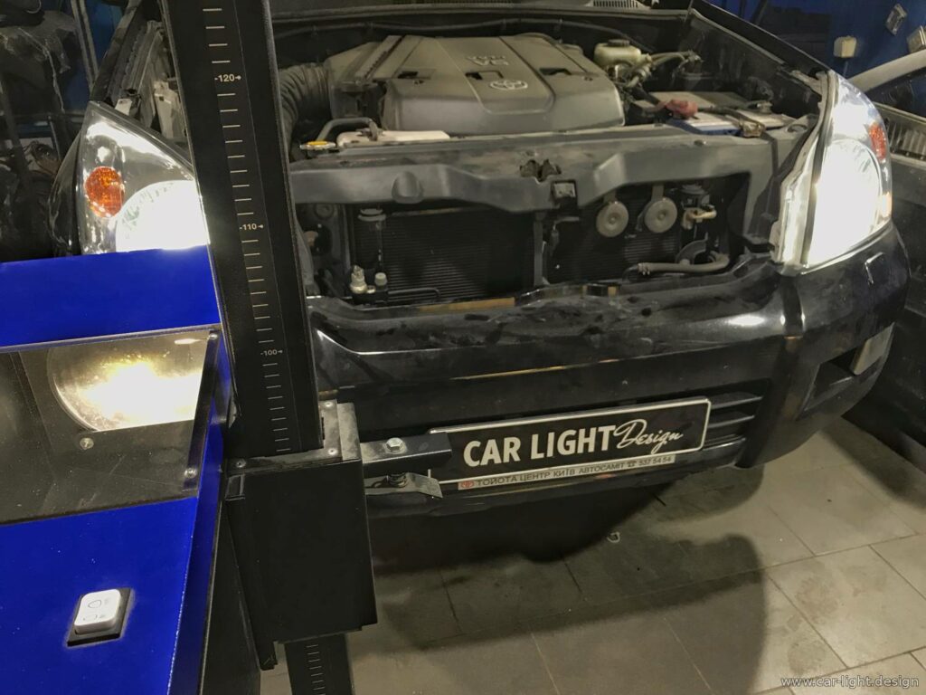 Регулювання світла фар Toyota Prado 120 на професійному стенді