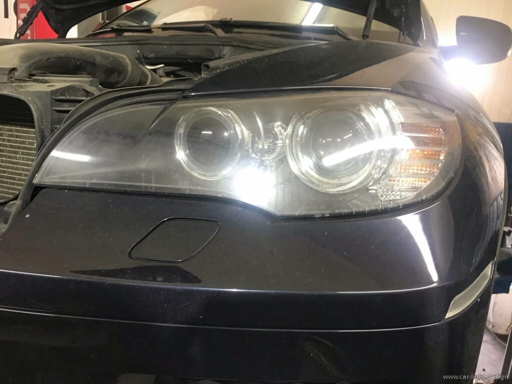 Фото фари BMW X6 з тріщинами