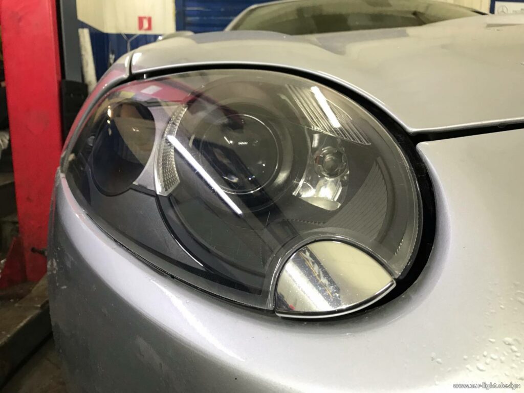 Відновлені фари Jaguar XKR
