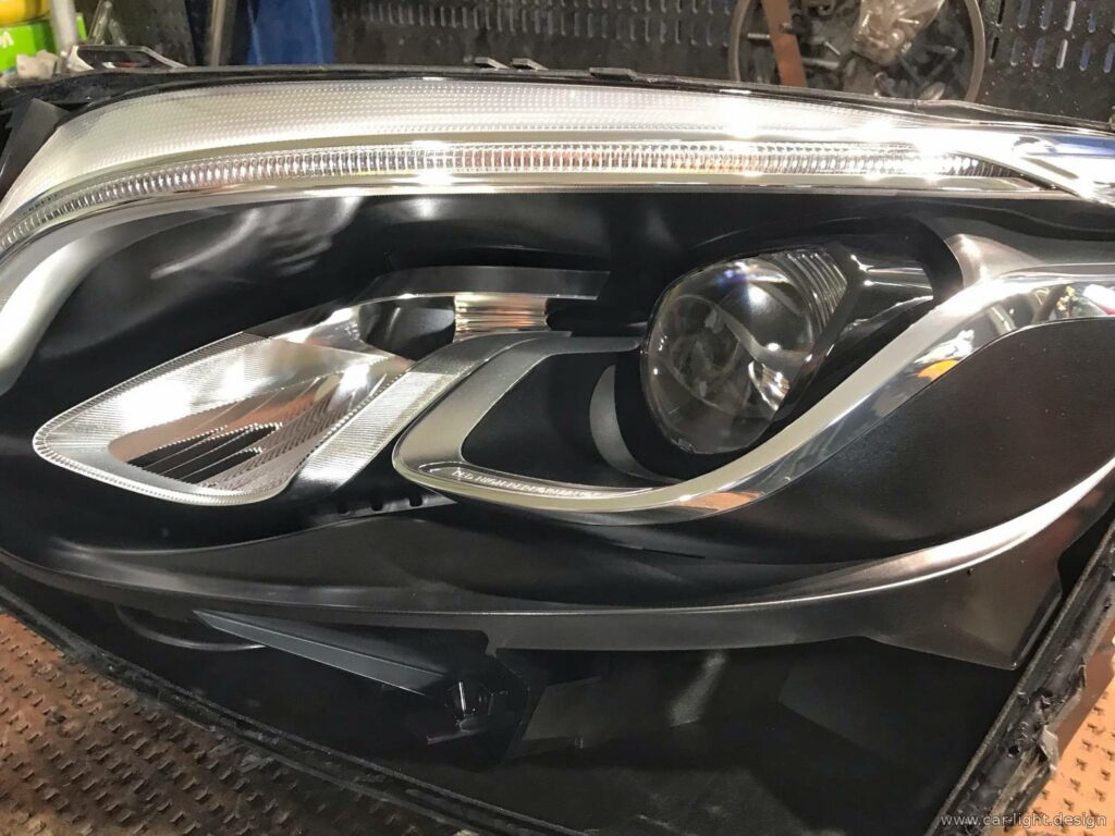 Процес розбирання фари Mercedes-Benz GLC з неробочим LED-модулем