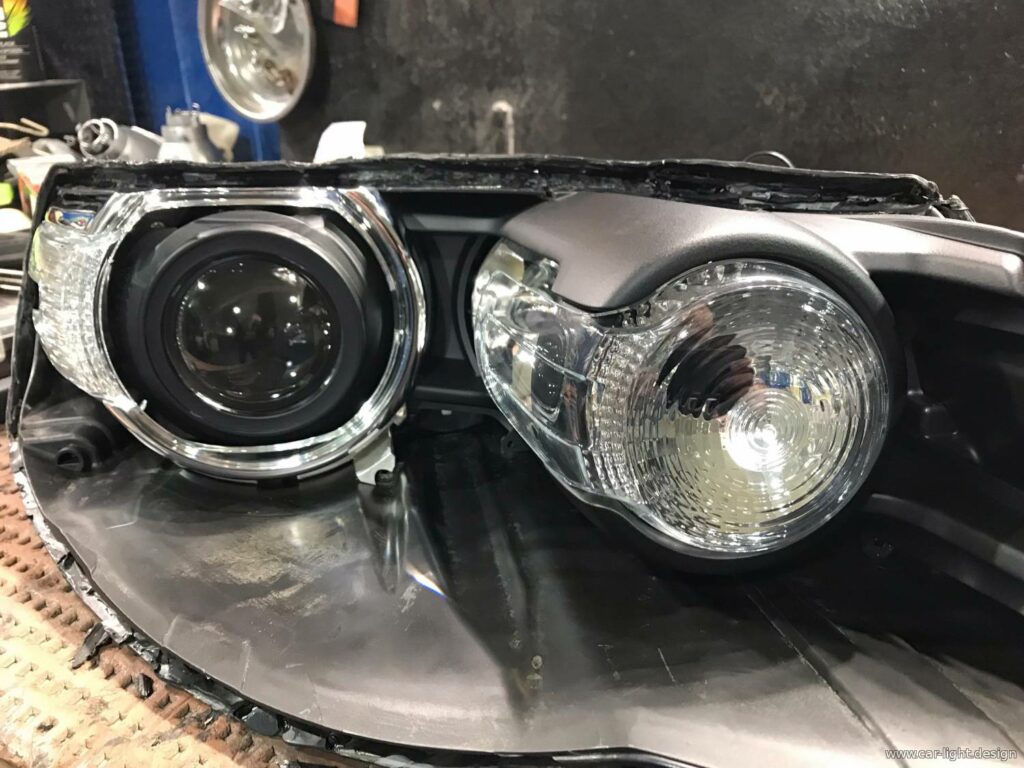 Розкрита фара Volkswagen Touareg