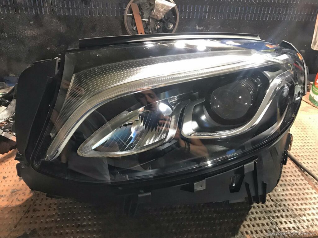 Фара Mercedes-Benz GLC з неробочим LED-модулем