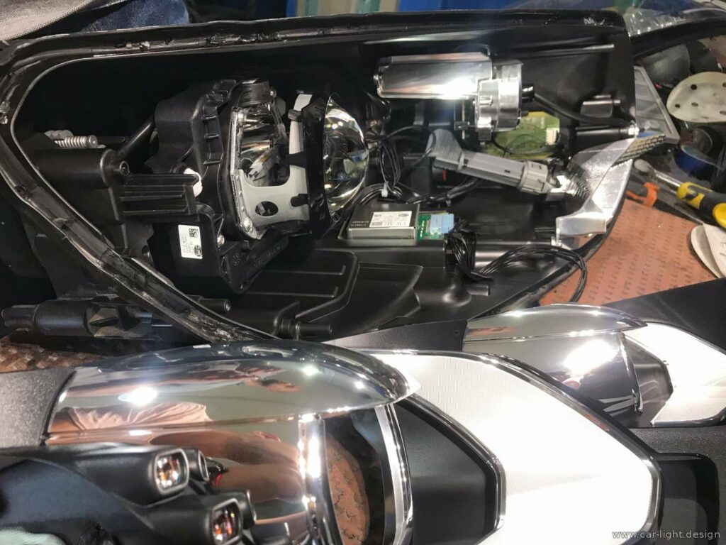 Розпакована фара Volkswagen Touareg для внутрішньої чистки