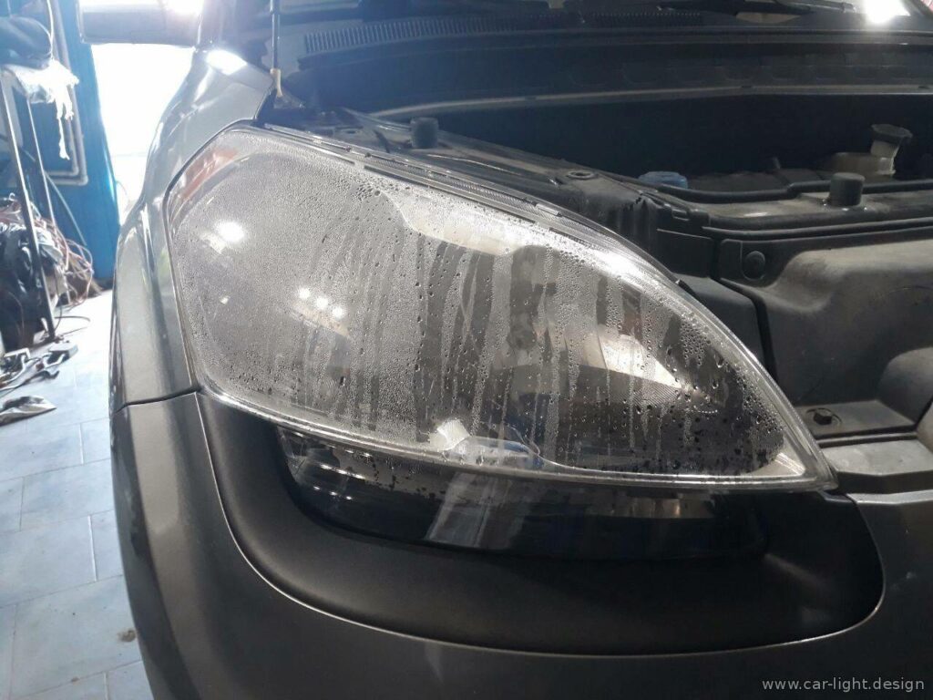Запотіла фара KIA Soul до ремонту