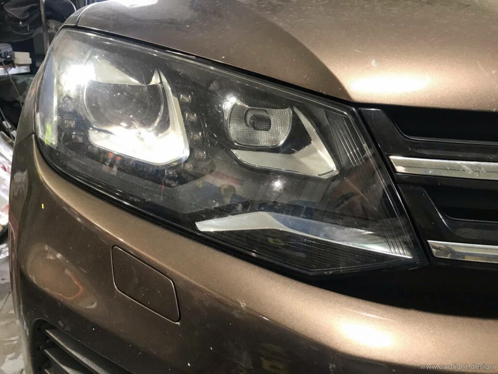 Запилені фари Volkswagen Touareg до чистки